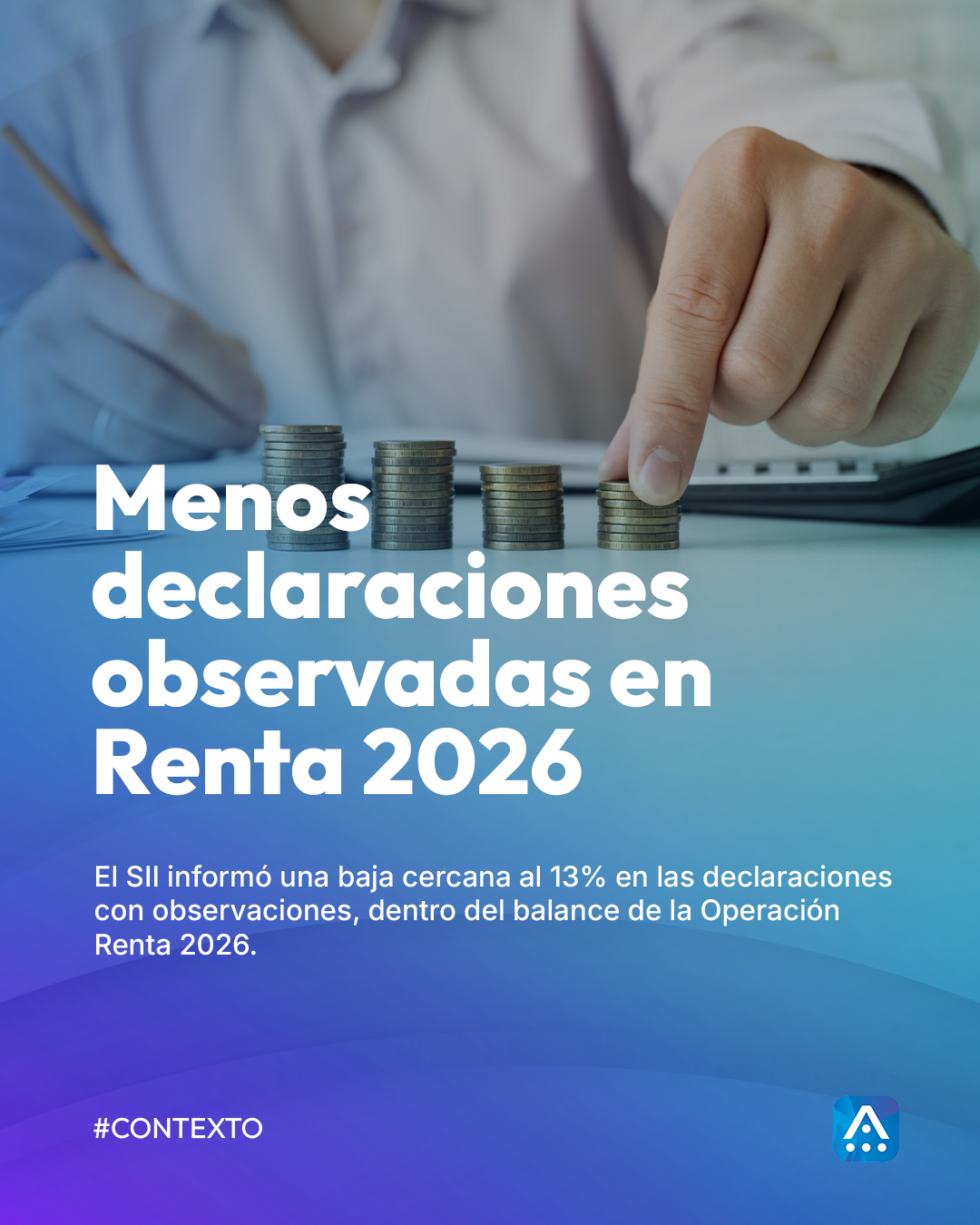 Hombre apilando monedas sobre un escritorio mientras firma documentos